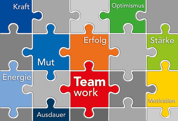 Grußkarte Puzzle Teamwork mit veschiedenen Begriffen auf farbigen Puzzleteilen