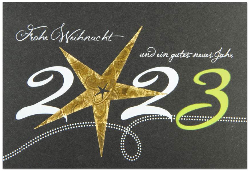 Weihnachtskarte mit Jahreszahl 2023, goldenem Stern und grünem Falteinlegeblatt