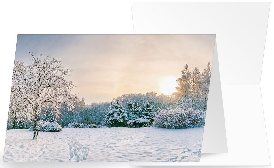 Naturlandschaftskarte mit winterlichem Motiv von Spuren im Schnee bei Sonnenaufgang