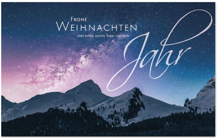 Winter-Weihnachtskarte mit blau-violettem Himmel über verschneiter Bergkulisse inkl. Gruß