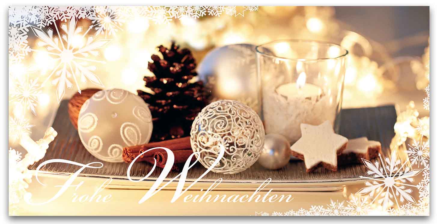 Besinnliche Weihnachtskarte mit Kugeln, Teelicht und Zimtsternen sowie "Frohe Weihnachten"