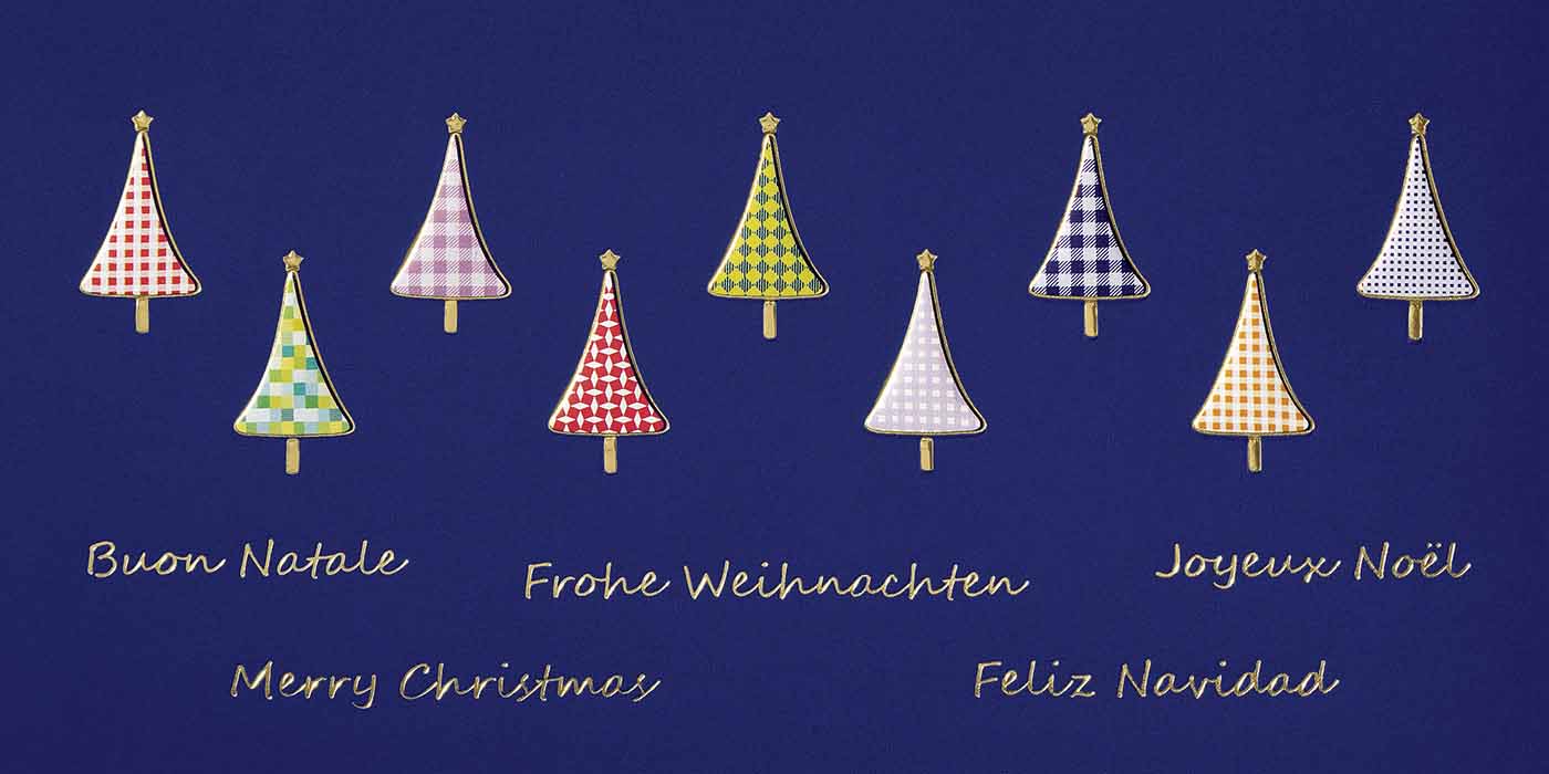 Dunkelblaue Weihnachtskarte mit bunten Bäumchen und internationalen Weihnachtsgrüßen