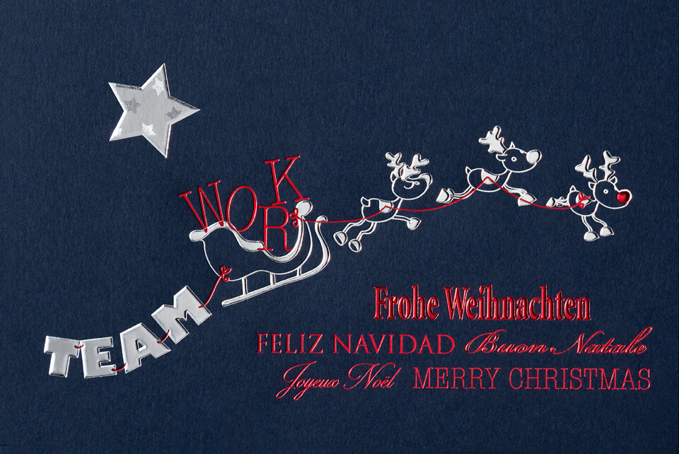 Lustige Teamwork-Weihnachtskarte nachtblau mit Rentierschlitten und