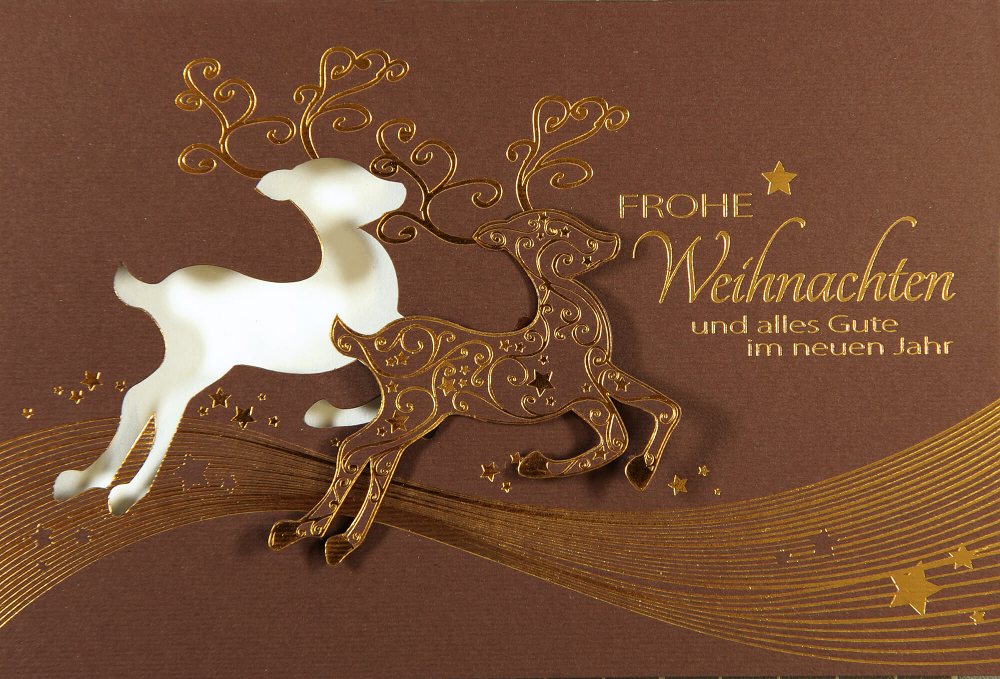 Dunkelbraune Weihnachtskarte mit Rehen und Weihnachtsgruß in gold