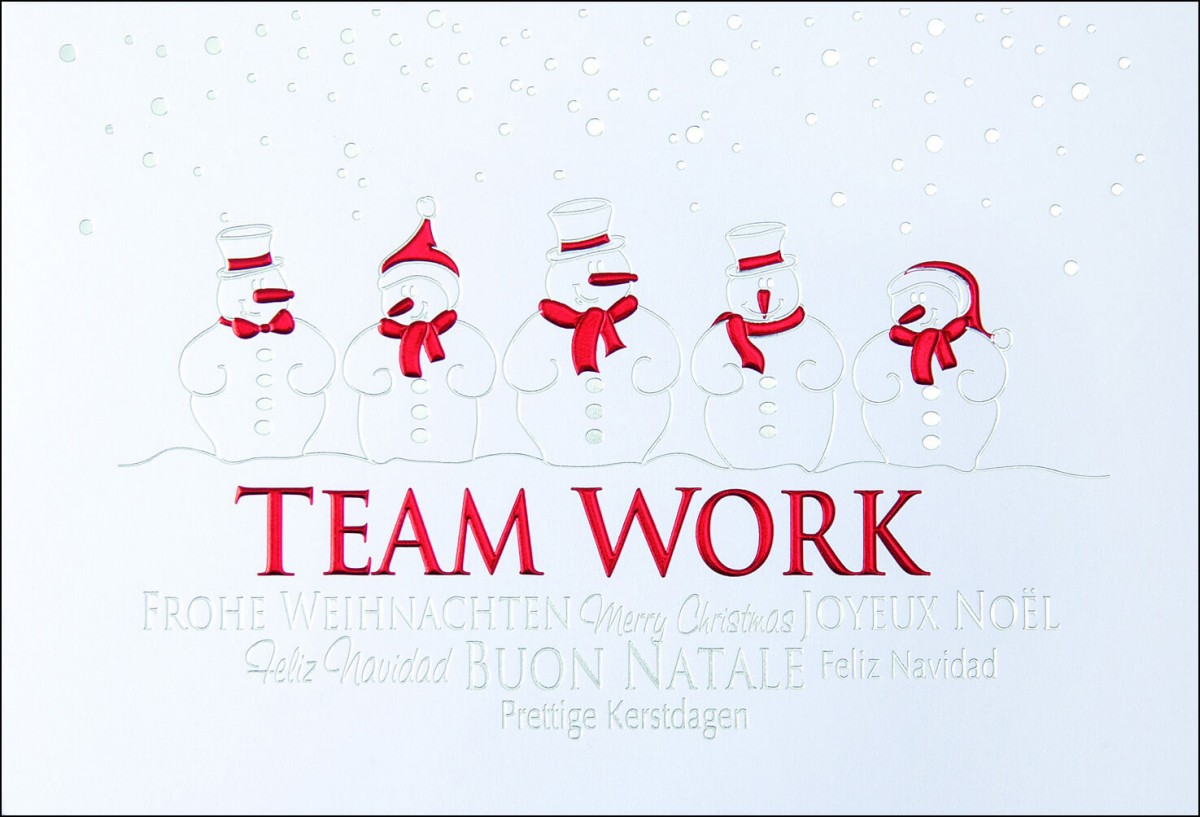 Weiße Weihnachtskarte Teamwork mit Weihnachtsmännern und internat